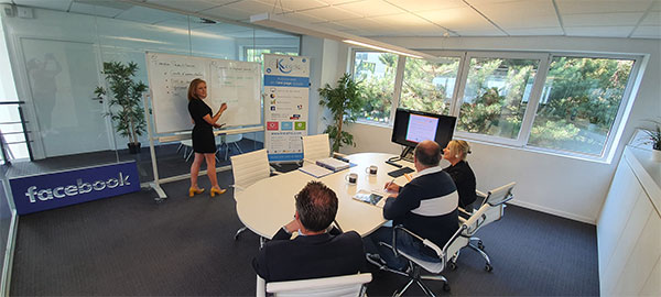 Réunion de travail dans les bureaux de l’agence digitale KREATIC à Roncq